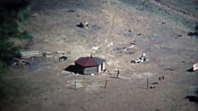 1972: 纳瓦霍土著美国西南圆形房屋空中视点。