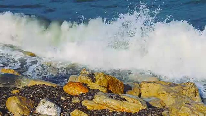 在岩石海岸冲浪