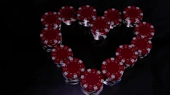 照亮堆叠与赌场筹码像一颗心在黑色的背景