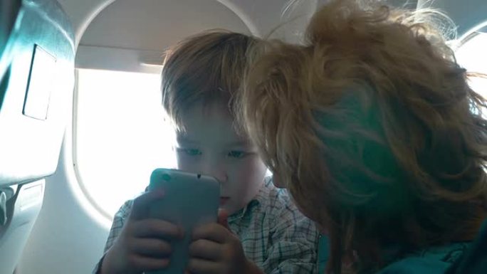 祖母和孙子在飞机上有牢房