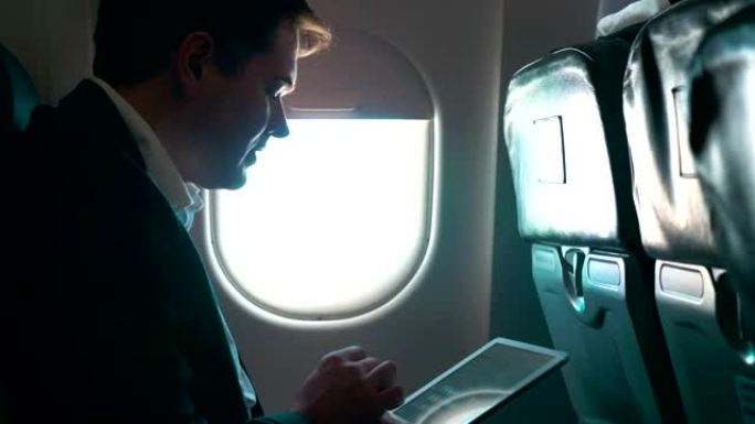 男子在飞行中使用平板电脑