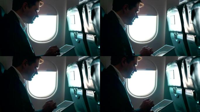 男子在飞行中使用平板电脑