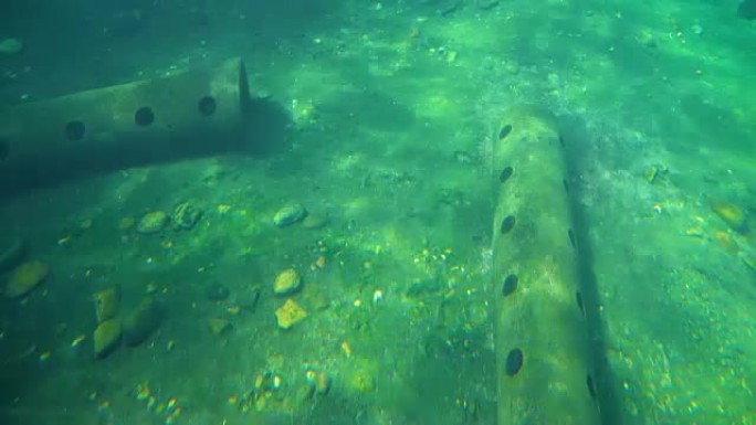 两个带孔管道的水下拍摄