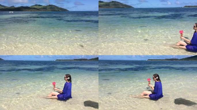 旅游妇女在斐济喝热带鸡尾酒