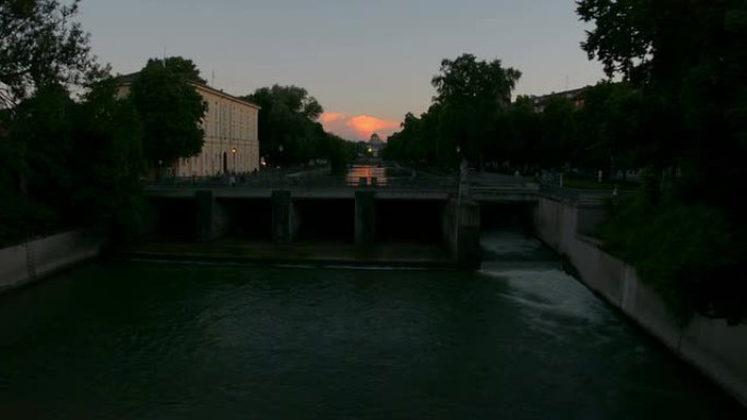 慕尼黑晚间伊萨尔河上的水坝