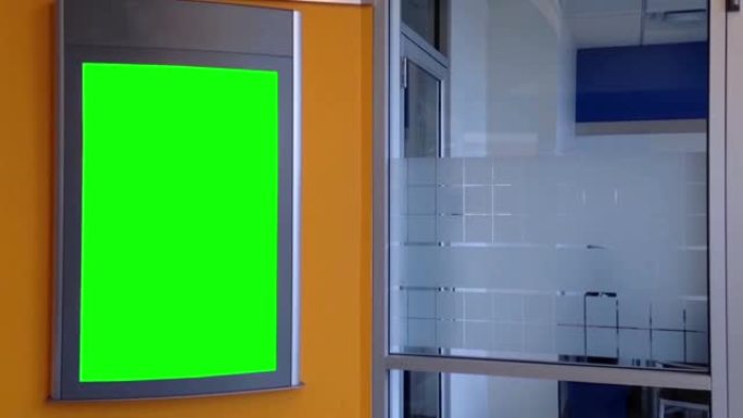 建筑内墙上的绿色广告牌