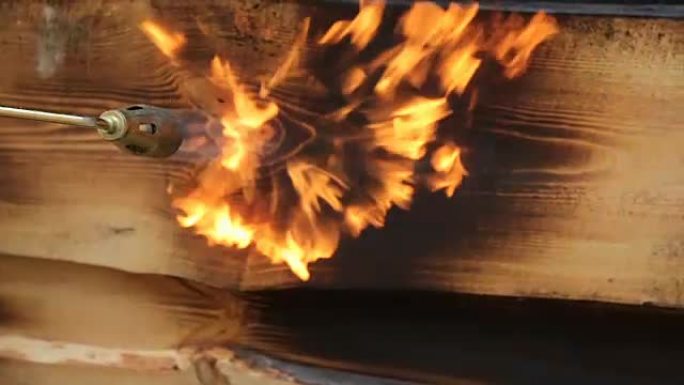 火焰燃烧一个木质表面。