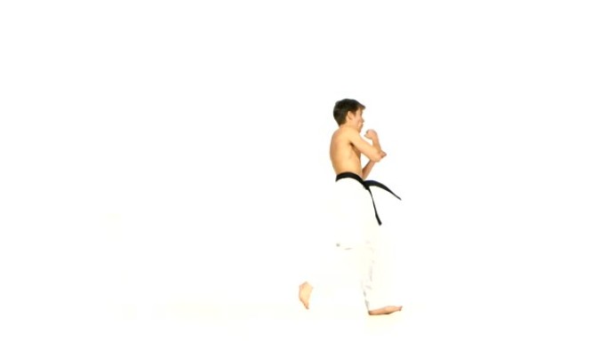 空手道或跆拳道男子在白地上表演特技