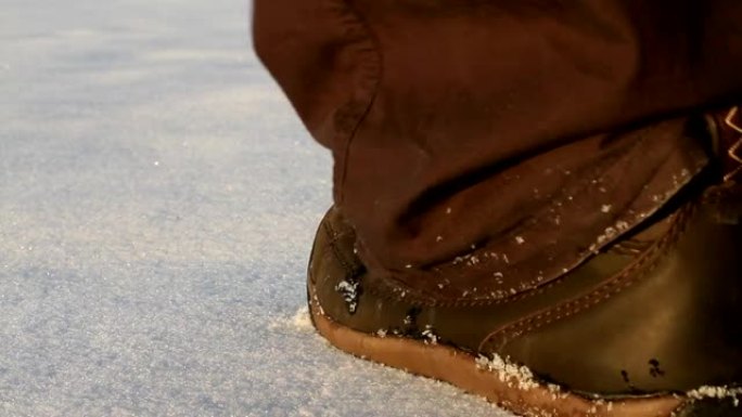 人在雪地上做鞋印