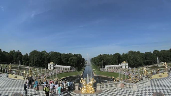 著名的大喷泉彼得霍夫，游客拍照，圣彼得堡，俄罗斯