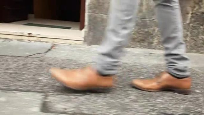 男鞋走在街上
