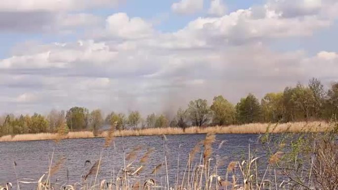 基辅下的落叶林正在燃烧。夏天着火。从对岸看湖景