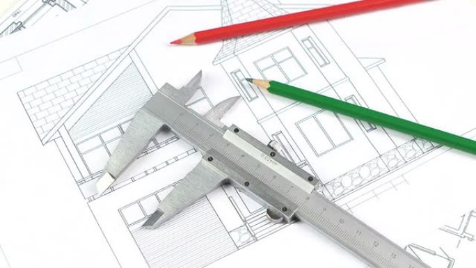 建筑平面图、方案、旋转上的卡钳和铅笔