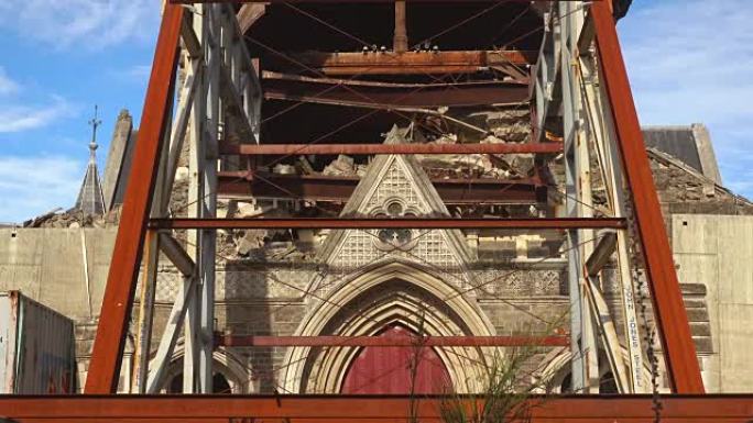 这是2011年地震后被破坏的大教堂中殿的全貌，钢结构防止了石头主体的其他部分再次倒塌。
