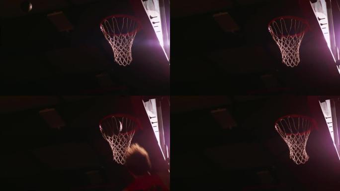 篮球运动员扣篮，黑暗照明，慢动作，从下面看