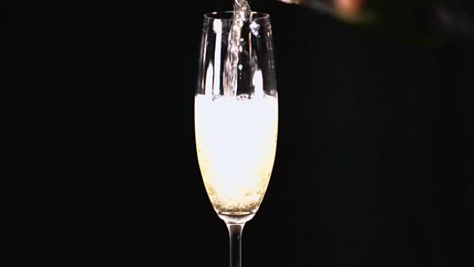 一杯香槟或起泡葡萄酒
