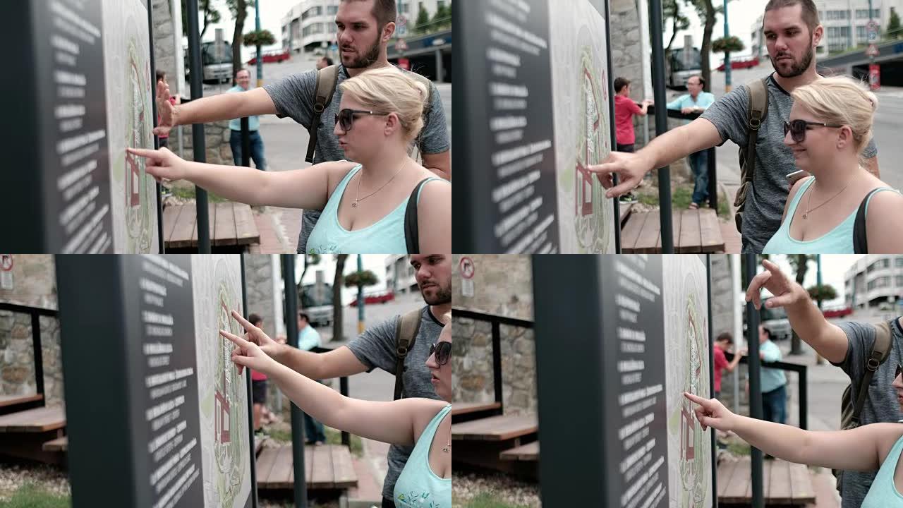 游客看城市地图