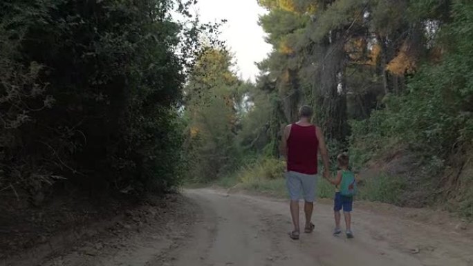 爷爷和孙子晚上在树林里散步