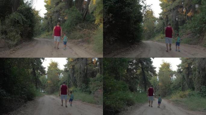 爷爷和孙子晚上在树林里散步