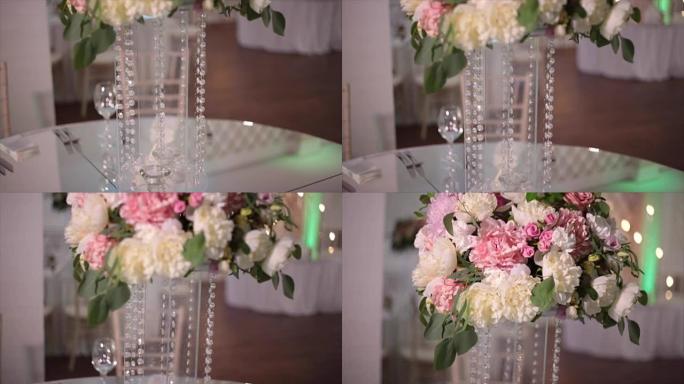 婚礼桌上有鲜花的玻璃花瓶