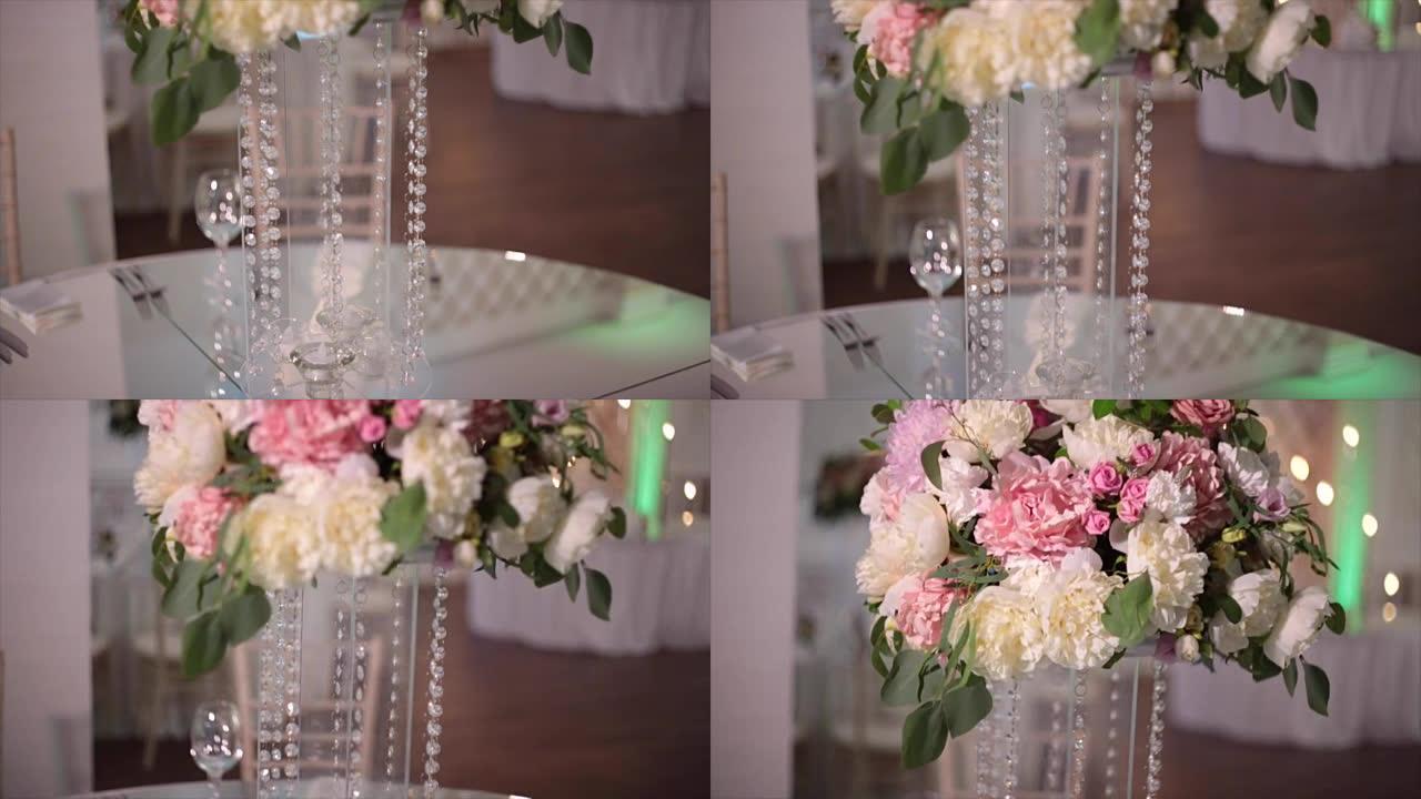 婚礼桌上有鲜花的玻璃花瓶