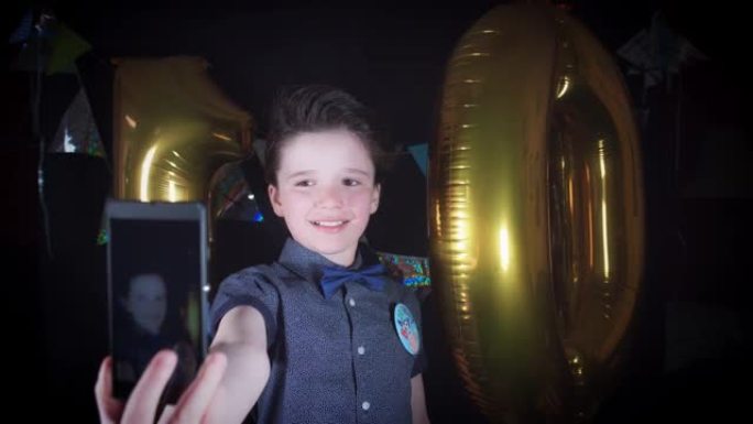 4k派对10岁生日男孩在手机上自拍