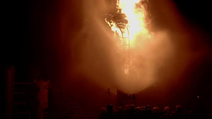 4 - k消防队员停止燃烧的石油工业工厂反应塔