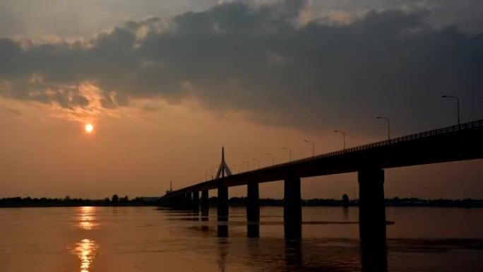 夕阳西下，泰老友谊桥湄公河上的Mukdahan和savannah