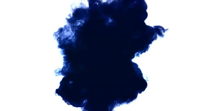 白色背景上的水墨滴蓝色atrament