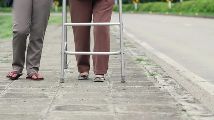 老妇人穿过步行者街