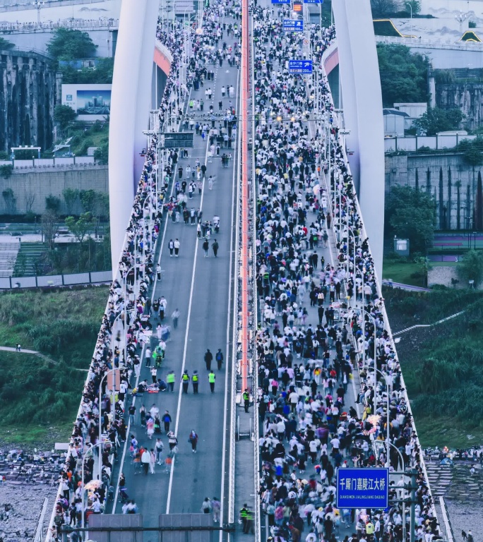 千厮门大桥节日人流