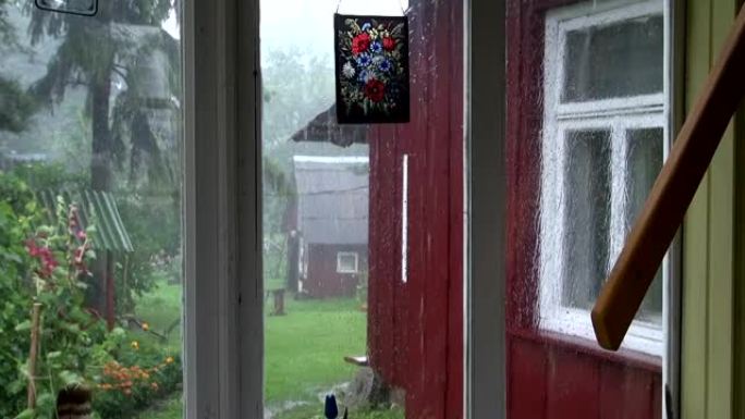 雨水穿过木屋窗户