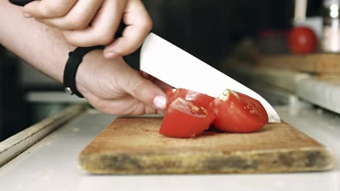 用陶瓷刀切成小块新鲜番茄