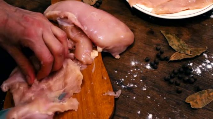 女性手切生鸡肉