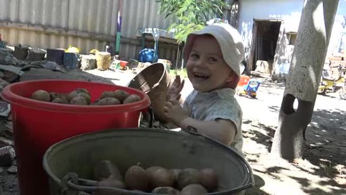 孩子笑着整理土豆