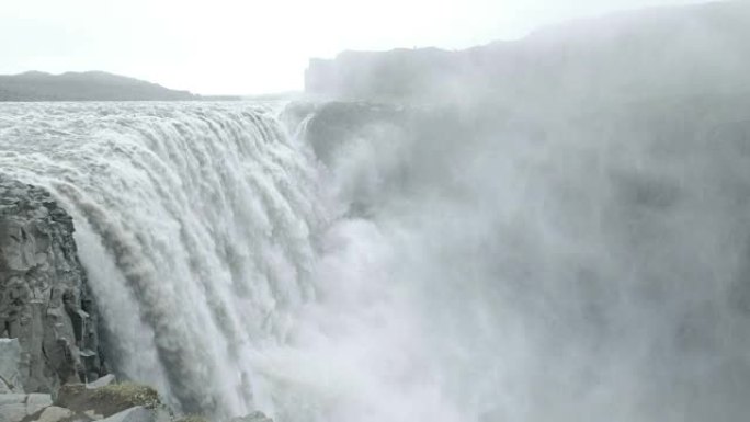 冰岛的Detifoss瀑布。