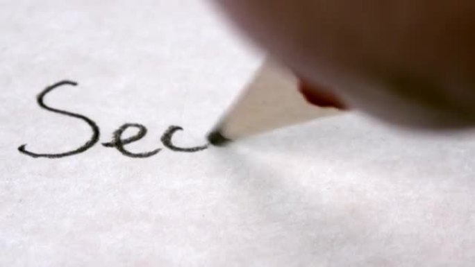 一个人在一张纸上手写第二个单词