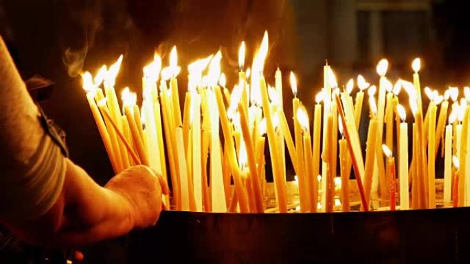 在圣墓教堂燃烧蜡烛