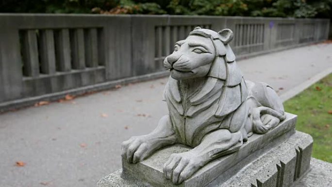 加拿大不列颠哥伦比亚省温哥华斯坦利公园狮门桥上狮子雕像的运动