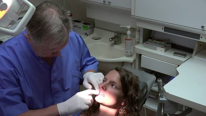 牙医检查他的病人