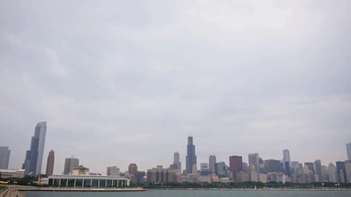 在阴天黄昏时分倾斜到芝加哥天际线，密歇根湖海滨。
