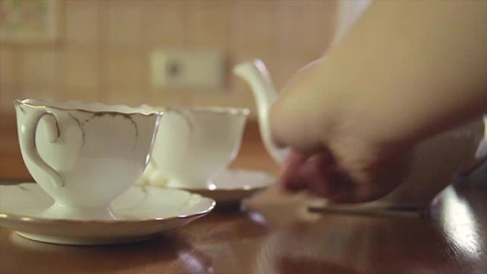 桌上的茶杯和茶壶