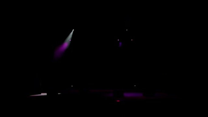 舞台上的白色和紫色闪烁。