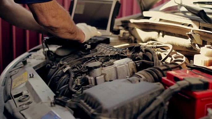 维修和维修，计算机诊断: 机械师检查汽车是否有故障和错误