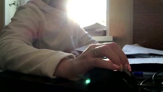 早上在键盘上打字的女孩