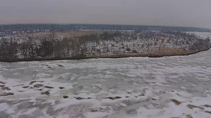 鸟瞰图在冰冻的河流上向岛屿移动