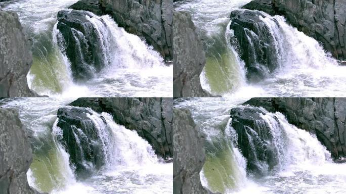 岩石上的缓慢mo河瀑布