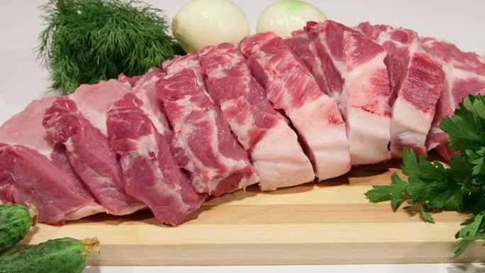 多莉: 新鲜猪肉和蔬菜切片