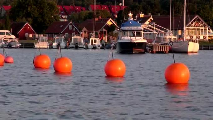 港口中的橙色浮标
