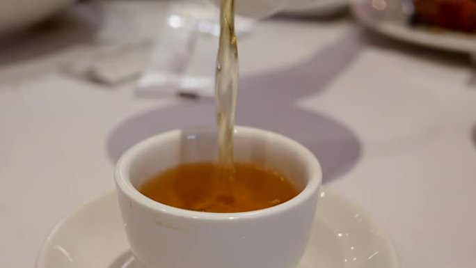 在中国餐馆里倒热茶